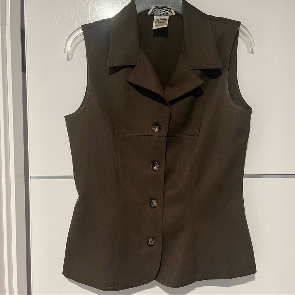 La Belle Fashions vintage brown button up v-neck best / sleeveless blouse